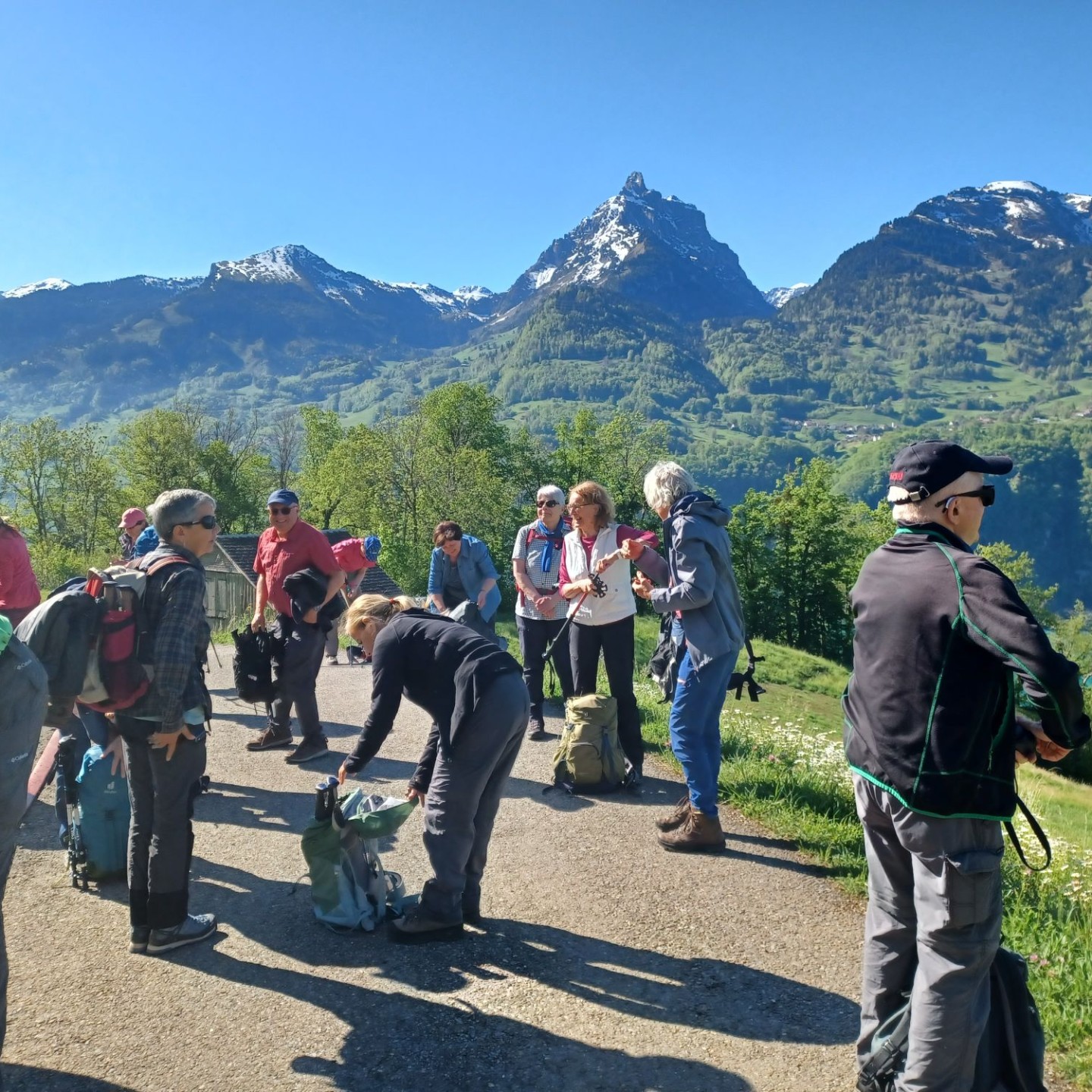 02_Start in Amden Lehni mit Sicht auf die Glarner Alpen mit dem mächtigen Mürtschenstock