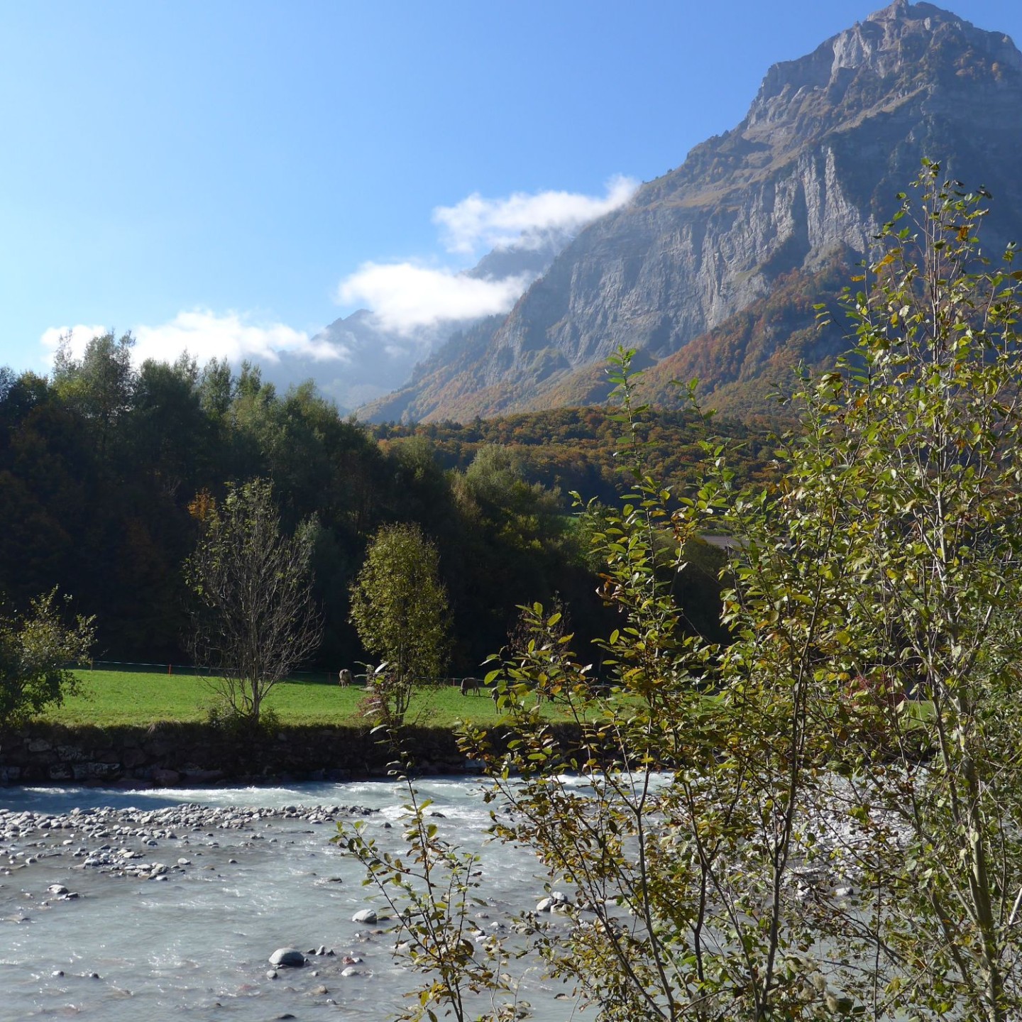 08_Die Linth und die schroffen Felswände des Vorder Glärnisch