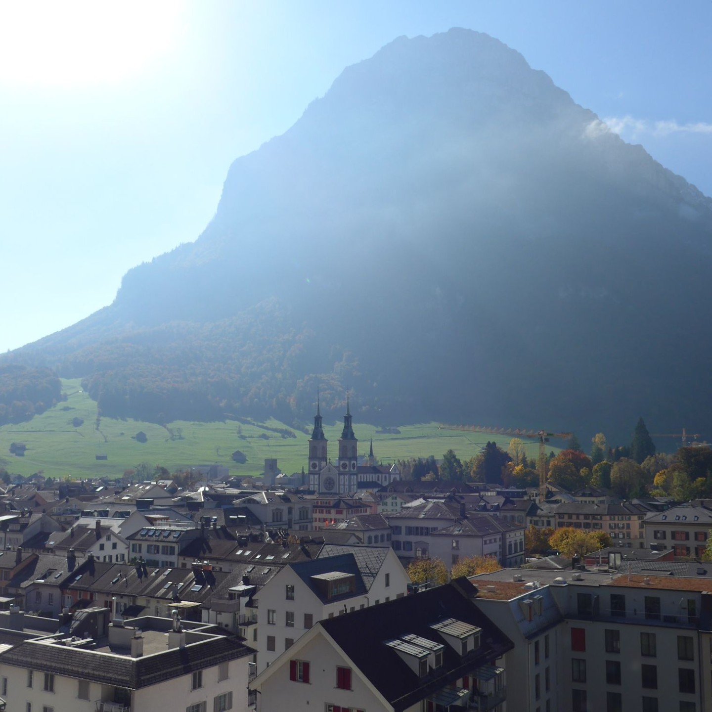 10_ Blick vom Burghügel nach Glarus und zum mächtigen Vorder Glärnisch
