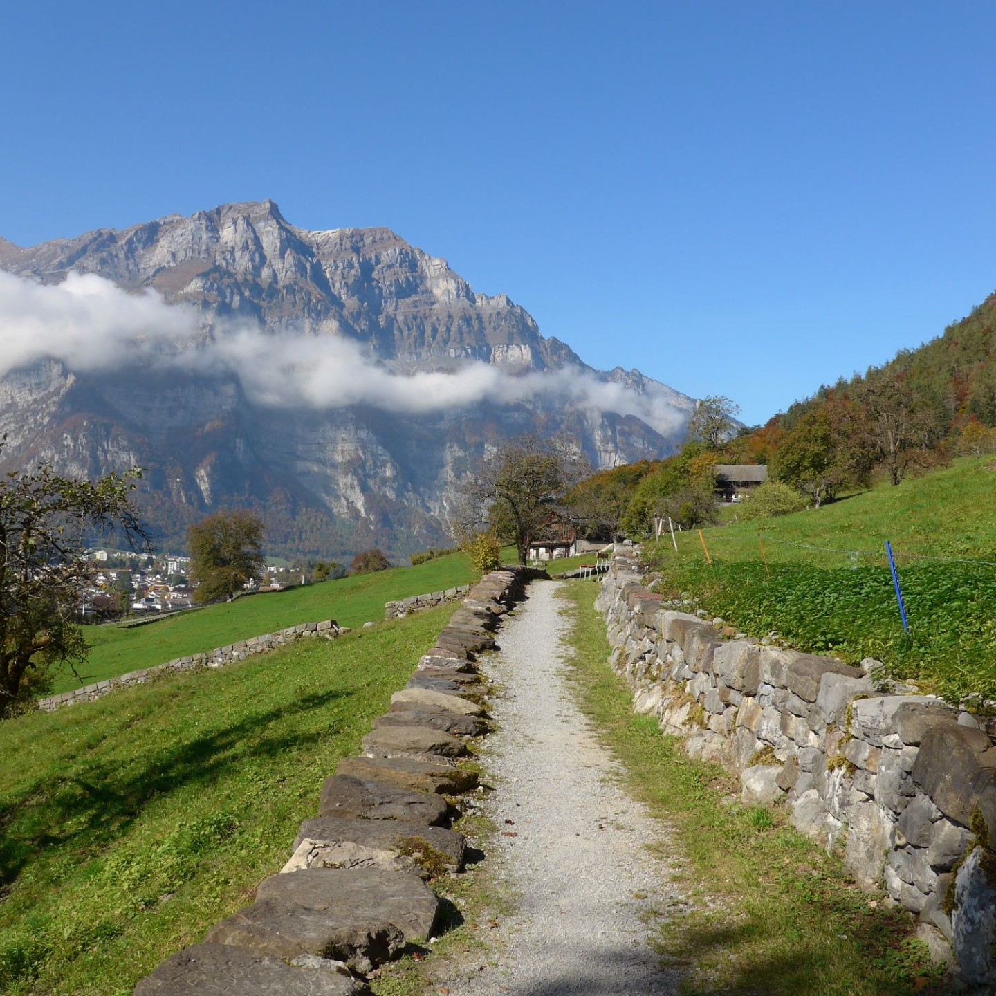 01_Entlang von Trockenmauern mit Sicht zum Berg Wiggis