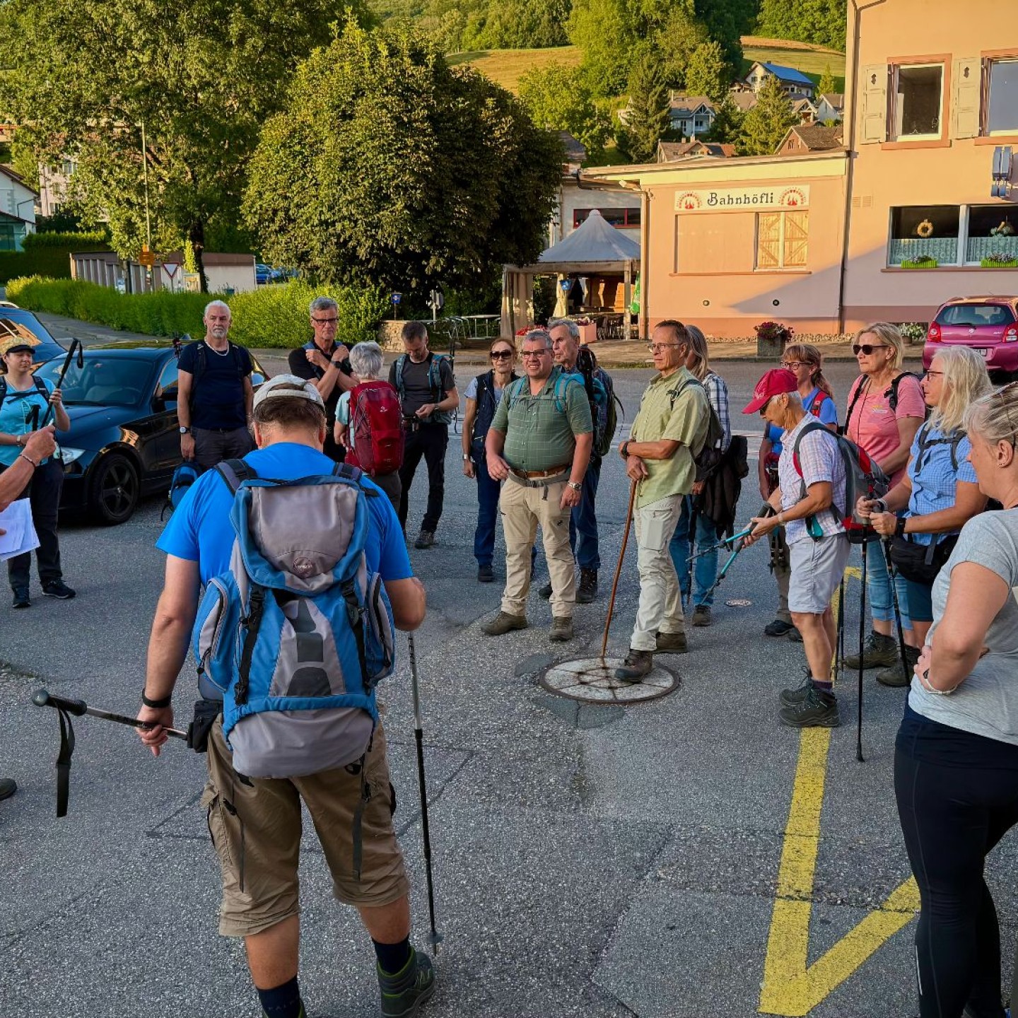 1_Seppi Lenherr begrüsst die Wandergruppe in Läufelfingen