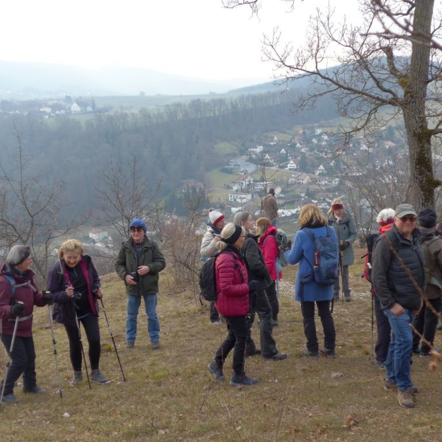 11_ Blick nach Flüh und im Dunst das Kloster Mariastein und der Blauenzug