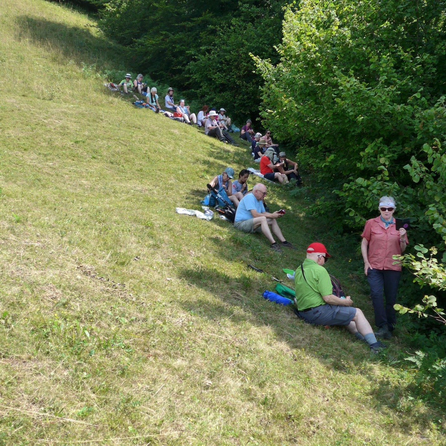 05_Mittagsrast am schattigen Waldrand bei Märis